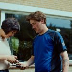 Man en vrouw betalen via smartphone